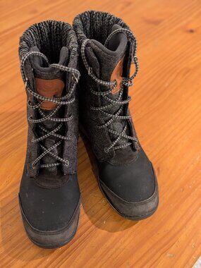 Women Salomon Winter Boot with Sweater Knit Details, Size 8